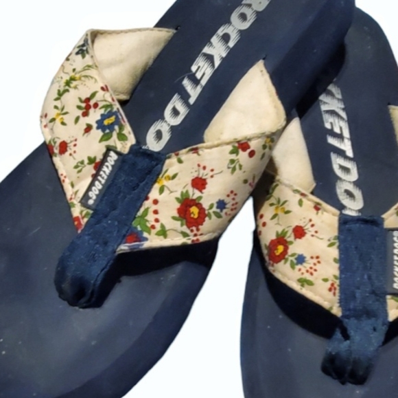 Rocket Dog cushy  Floral soft strap flip flops. Navy footbed. Size 7 US. - Picture 5 of 5